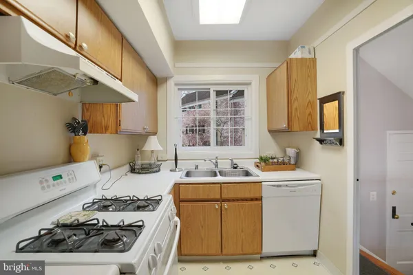 $2,695 | 1629 Fitzgerald Lane, Alexandria, VA 22302