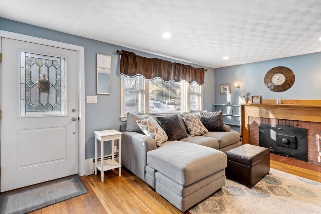 276 Rangeway Road Billerica, MA 01862 - Photo 4 of 23