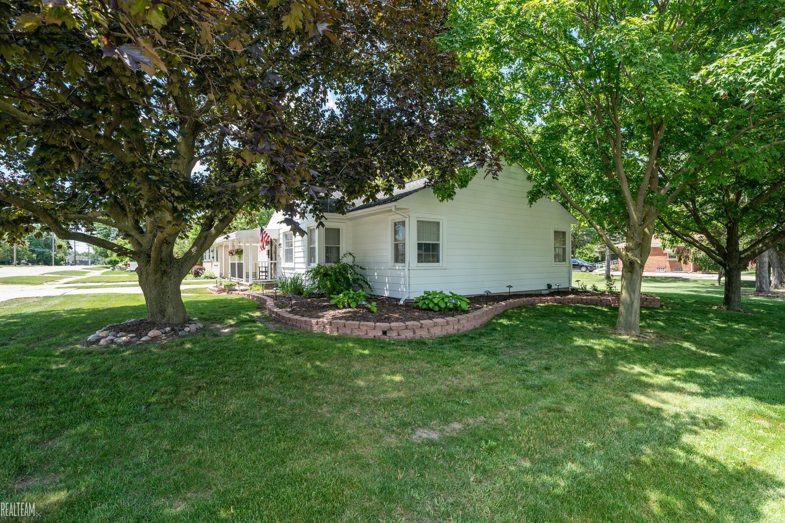 16145 East 14 Mile Road Fraser, MI 48026 - Photo 2 of 21 50180547-e3598bc5-116f-492c-8230-cfc62ba54cae.JPG