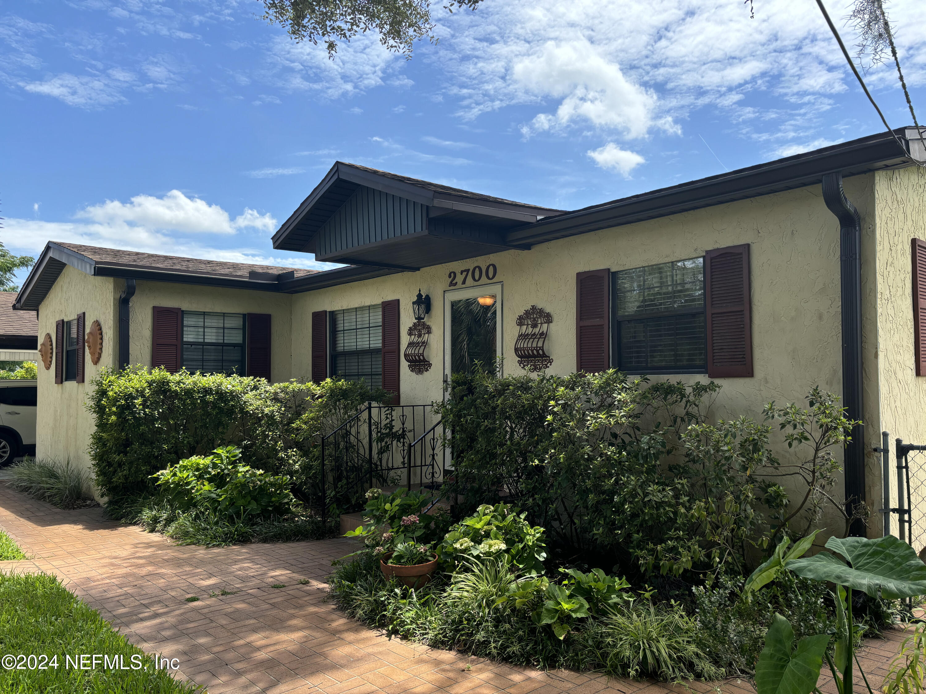 2700 New Berlin Road Jacksonville, FL 32226 - Photo 4 of 42 a front view of house with a garden