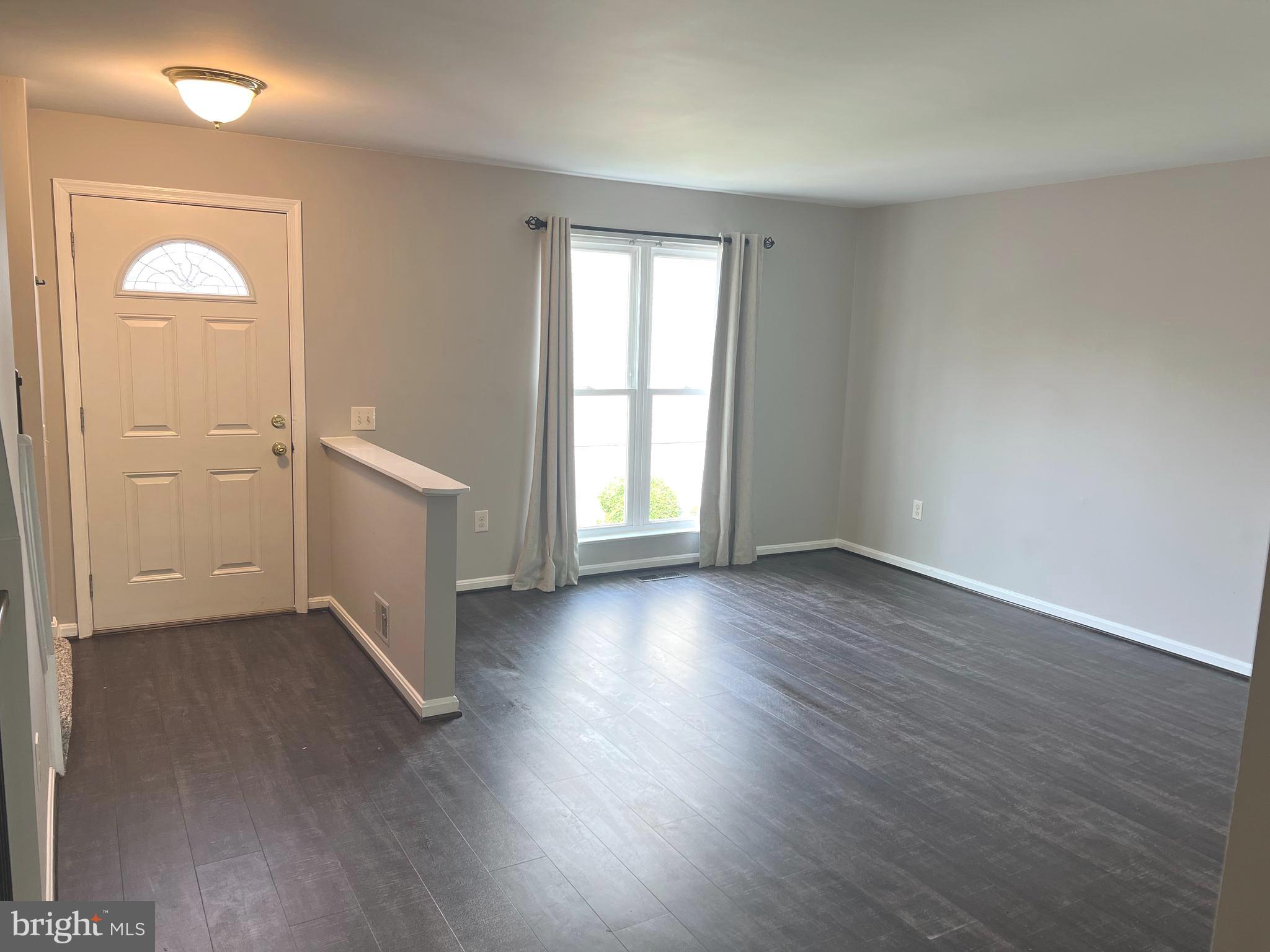 1679 Colonial Way Frederick, MD 21702 - Photo 2 of 31 Living room