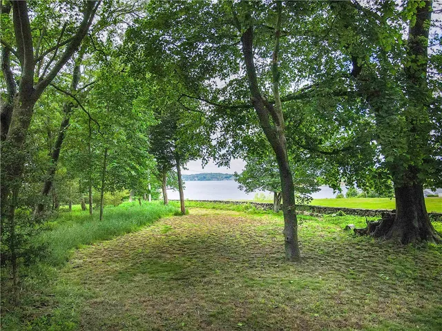 $1,900,000 | 219 Nanaquaket Road, Tiverton, RI 02878