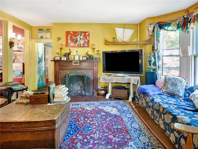 $1,900,000 | 219 Nanaquaket Road, Tiverton, RI 02878