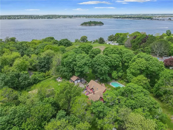 $1,875,000 | 219 Nanaquaket Road, Tiverton, RI 02878
