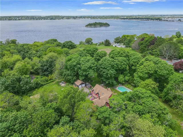 $1,900,000 | 219 Nanaquaket Road, Tiverton, RI 02878