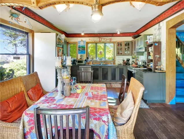 $1,900,000 | 219 Nanaquaket Road, Tiverton, RI 02878