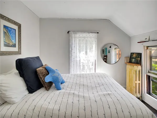 $1,875,000 | 219 Nanaquaket Road, Tiverton, RI 02878