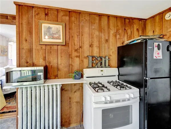 $1,875,000 | 219 Nanaquaket Road, Tiverton, RI 02878