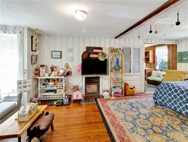 $1,900,000 | 219 Nanaquaket Road, Tiverton, RI 02878