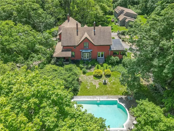 $1,875,000 | 219 Nanaquaket Road, Tiverton, RI 02878