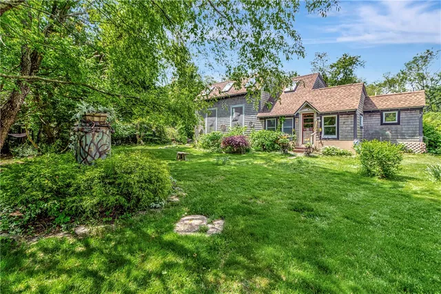 $1,900,000 | 219 Nanaquaket Road, Tiverton, RI 02878