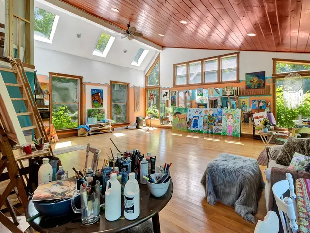 $1,900,000 | 219 Nanaquaket Road, Tiverton, RI 02878