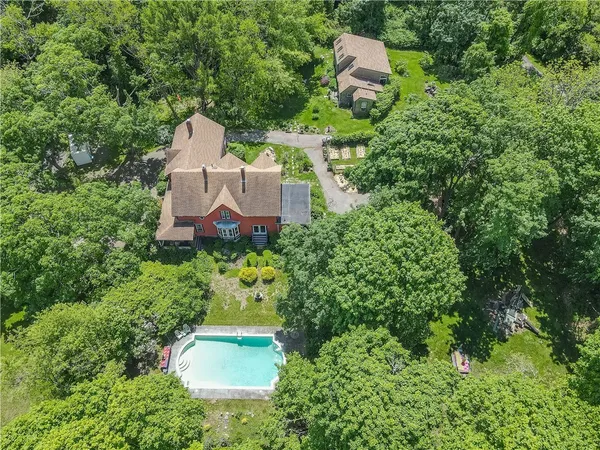 $1,875,000 | 219 Nanaquaket Road, Tiverton, RI 02878
