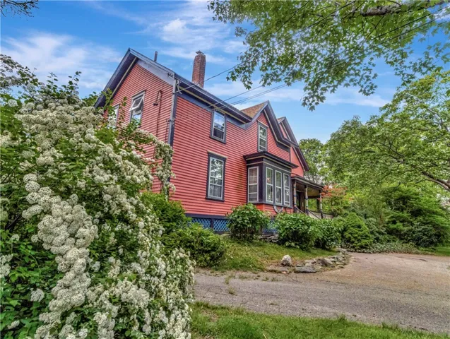 $1,900,000 | 219 Nanaquaket Road, Tiverton, RI 02878