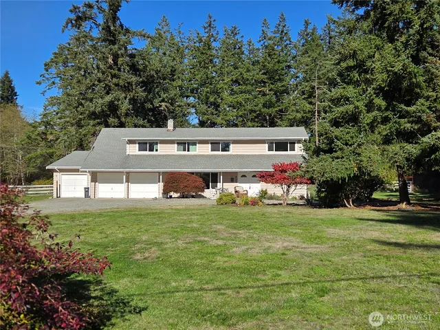 a view of a house with a yard