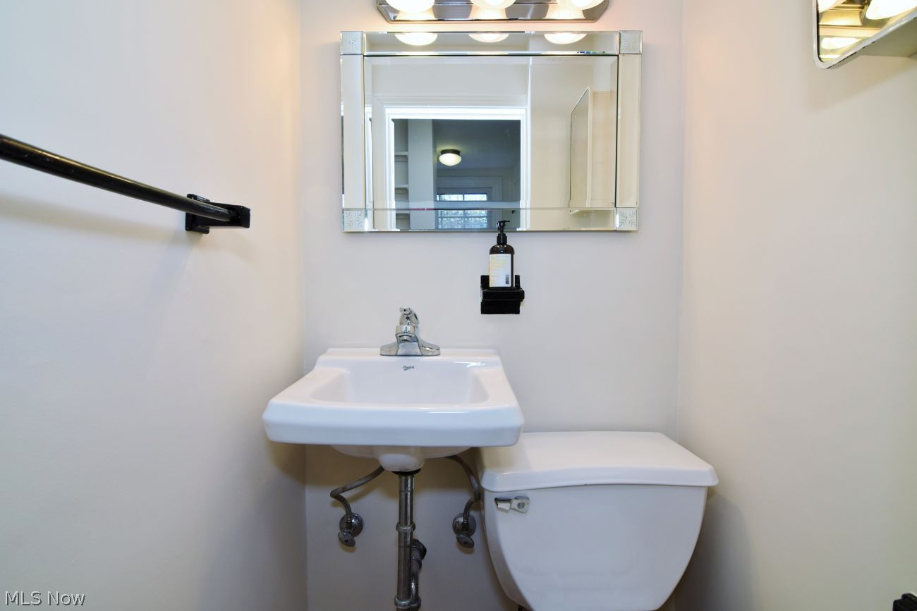 2970 Coleridge Road Cleveland Heights, OH 44118 - Photo 18 of 43 Bathroom