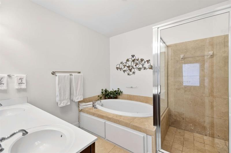 2660 Colgan Court Southeast Atlanta, GA 30317 - Photo 30 of 50 a bathroom with a tub sink and mirror