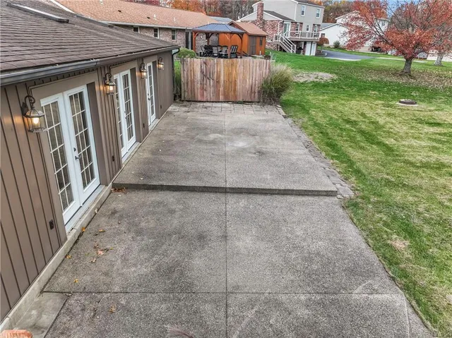 a view of a backyard