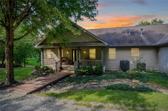 $945,000 | 2022 Lake Viking Terrace, Gallatin, MO 64640