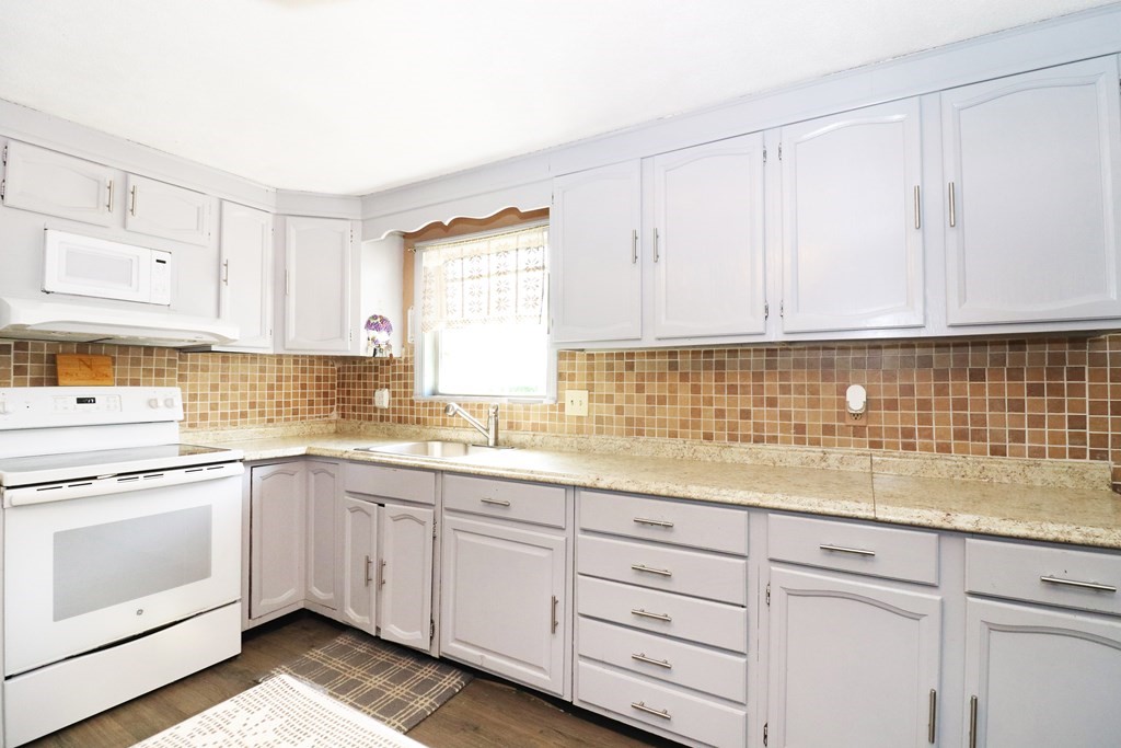 52 Gee Avenue Gloucester, MA 01930 - Photo 4 of 32