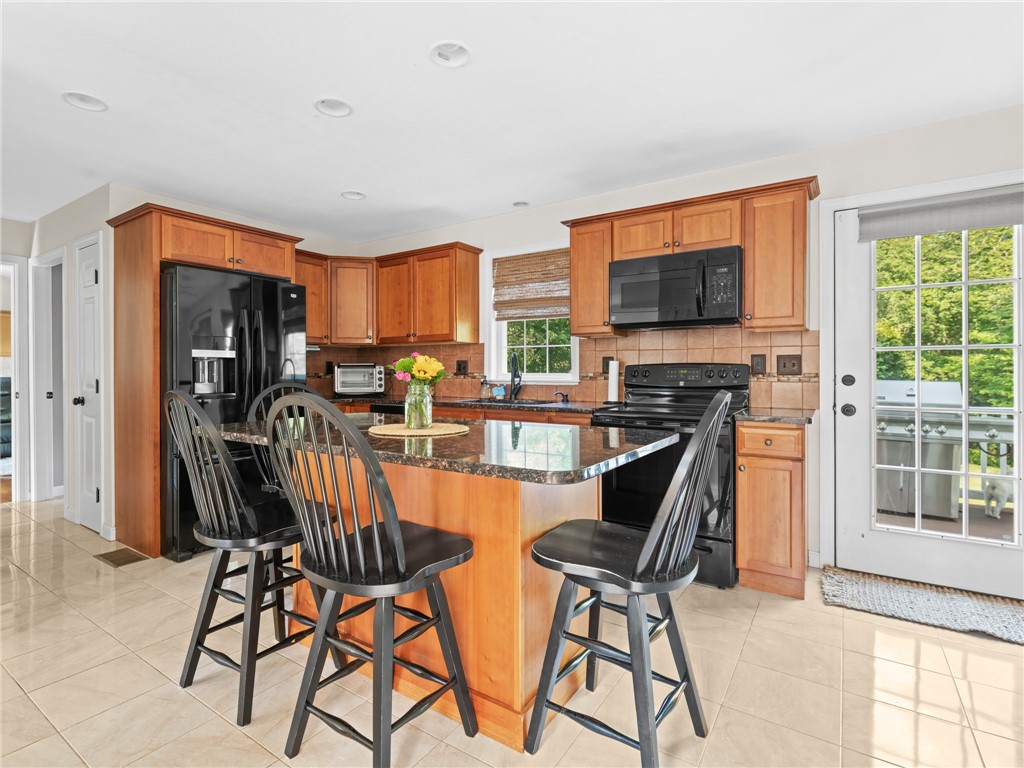 45 Silo Drive Cranston, RI 02921 - Photo 5 of 37