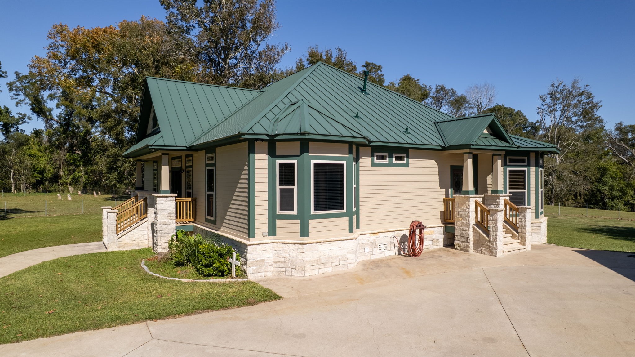 3998 County Road 612 Angleton, TX 77515 - Photo 5 of 47 a front view of a house with garden