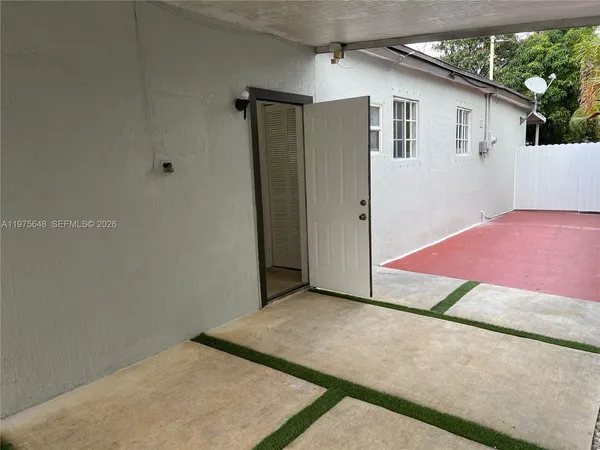 a view of backyard of the house