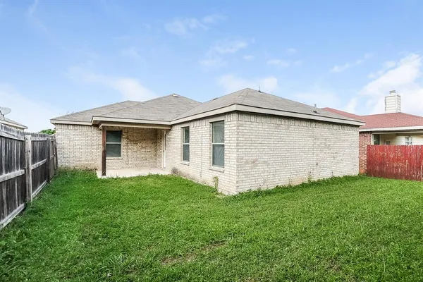 a view of a house with backyard