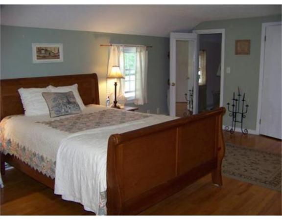 193 Abbott Street Springfield, MA 01118 - Photo 15 of 21 a bedroom with a bed and a window