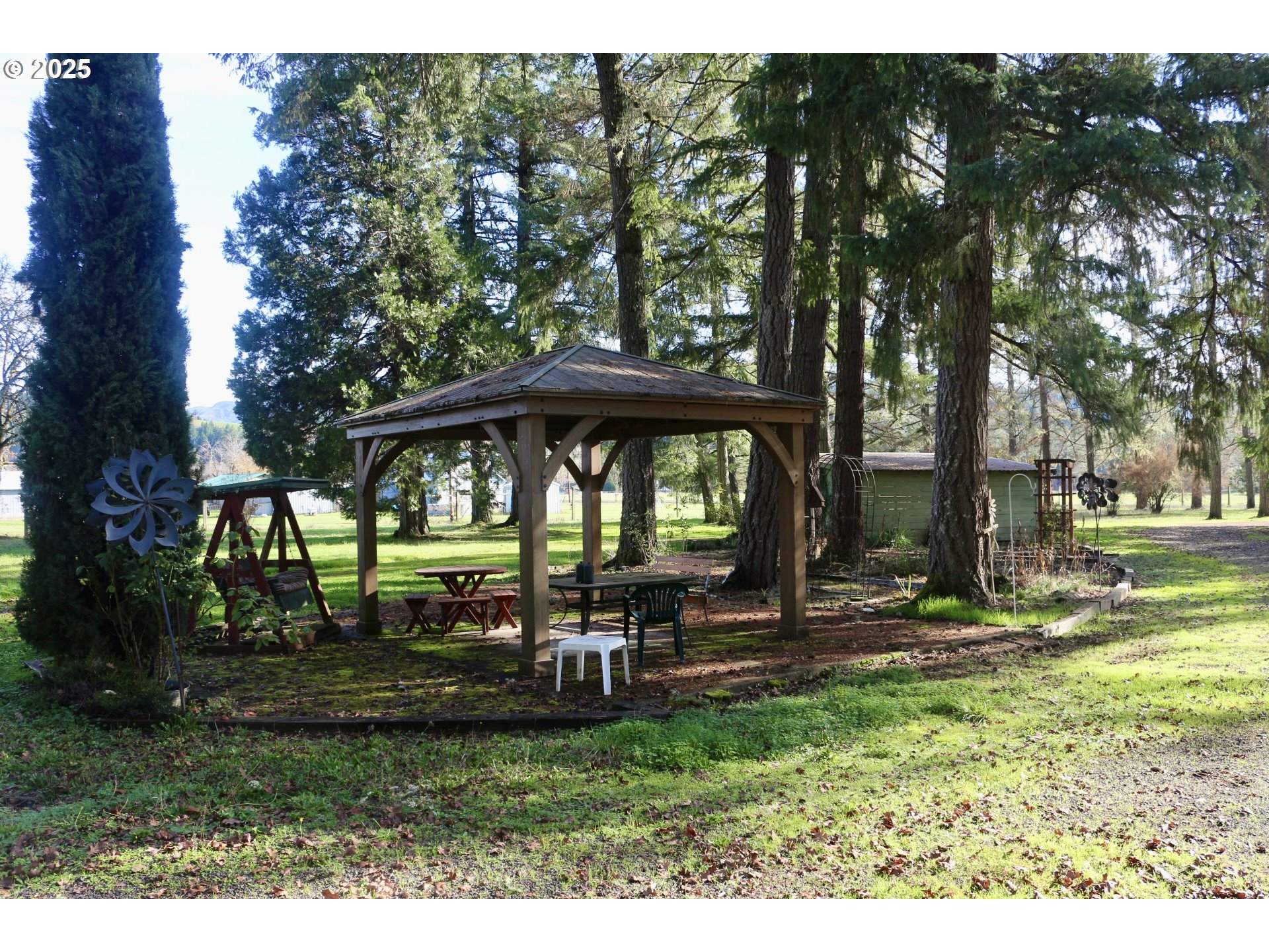 475 Thomas ( 471) Road Sutherlin, OR 97479 - Photo 11 of 43 a backyard of a house with table and chairs