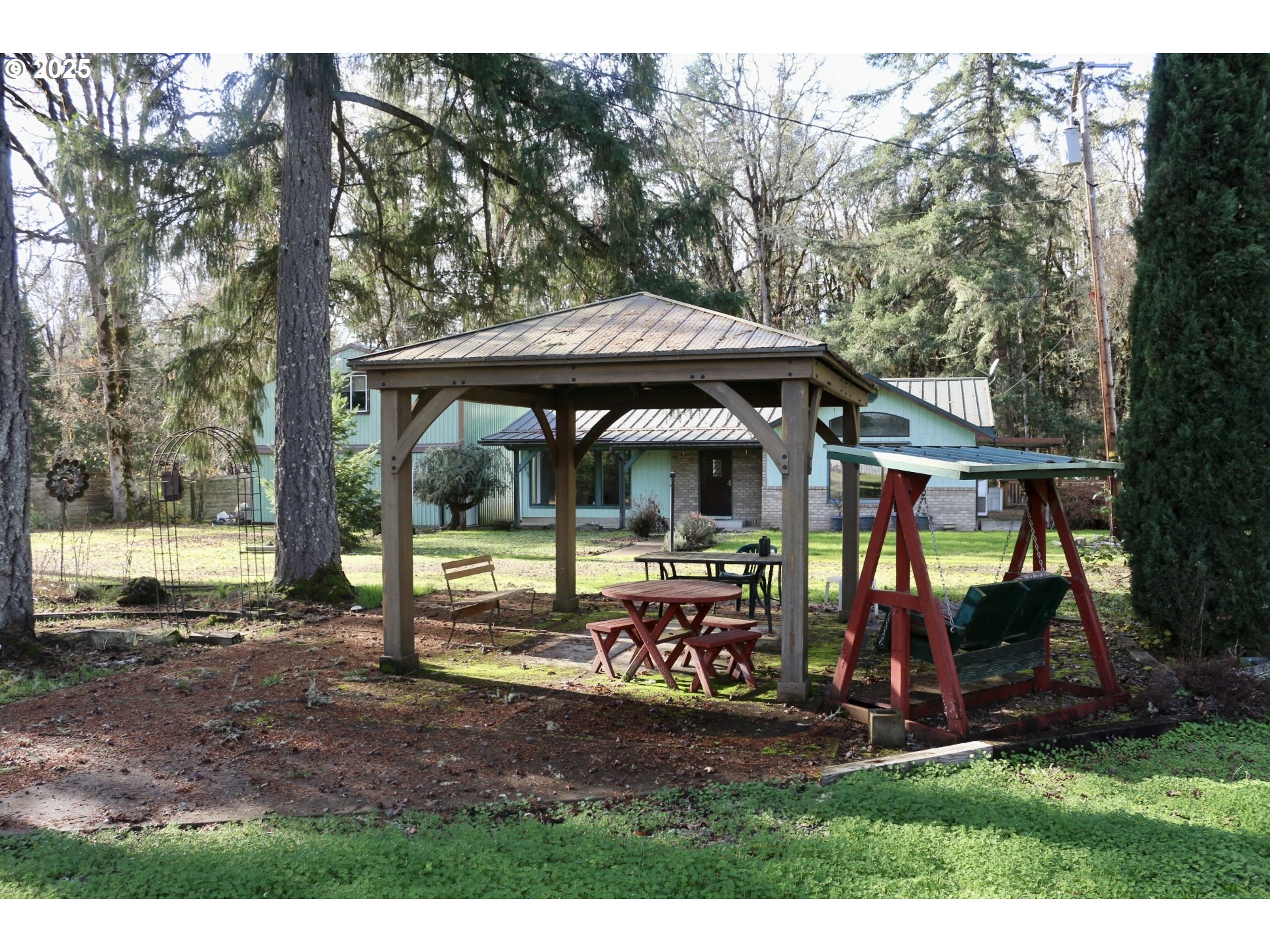 475 Thomas ( 471) Road Sutherlin, OR 97479 - Photo 12 of 43 an outdoor space with seating
