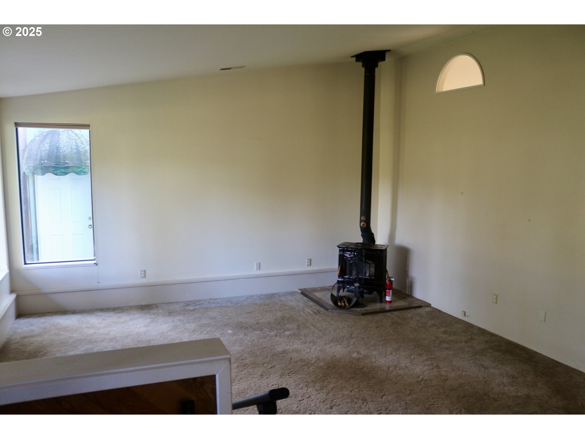 475 Thomas ( 471) Road Sutherlin, OR 97479 - Photo 13 of 43 a living room with a hard wood floor