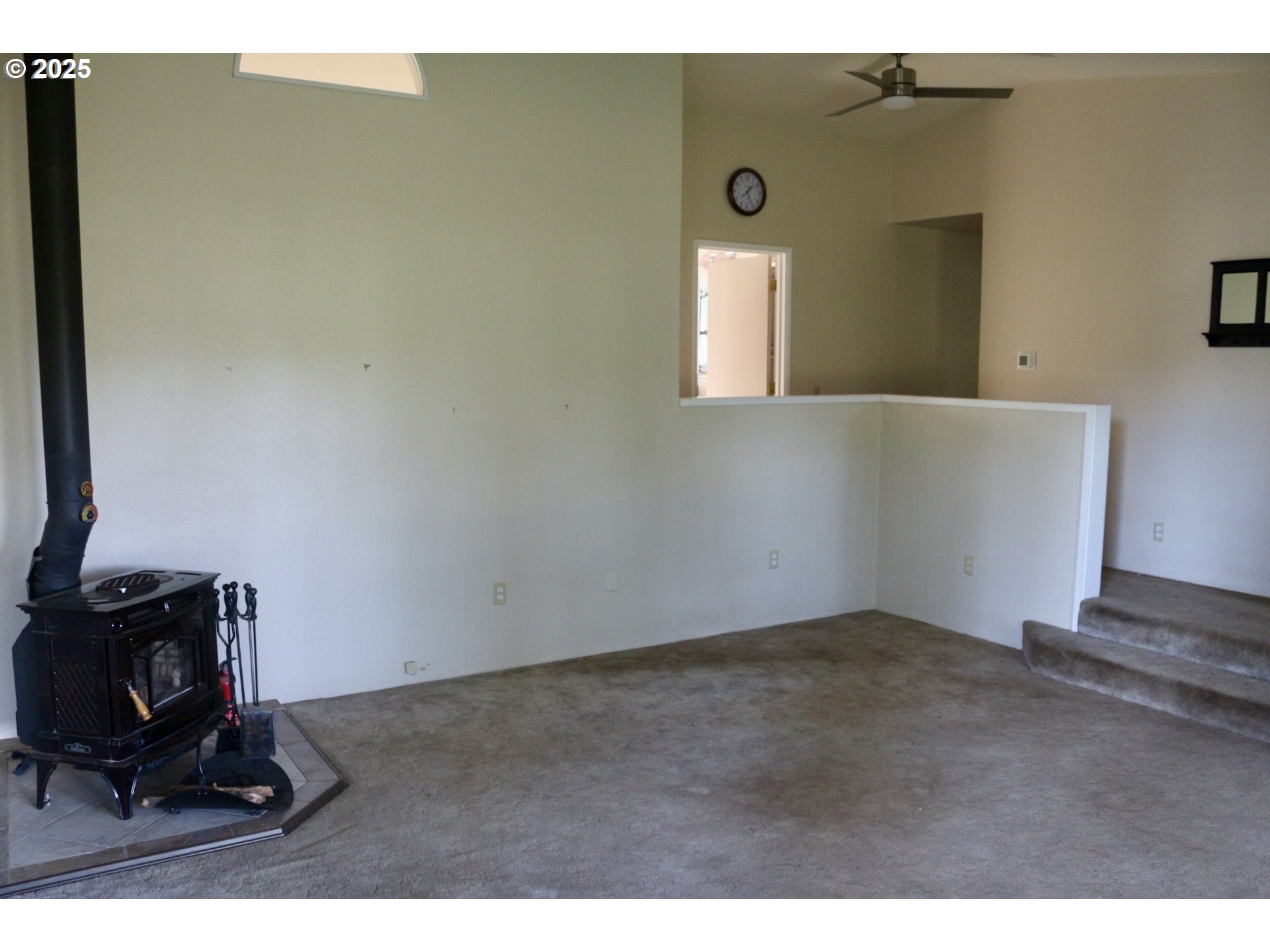 475 Thomas ( 471) Road Sutherlin, OR 97479 - Photo 14 of 43 a view of an empty room and bathroom