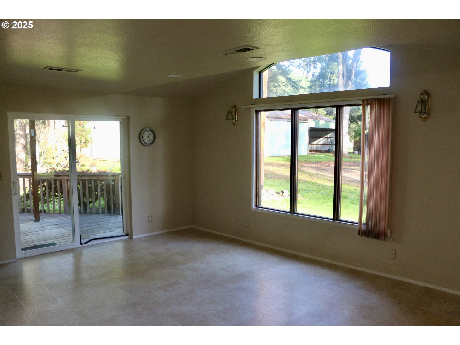 475 Thomas ( 471) Road Sutherlin, OR 97479 - Photo 19 of 43 a view of an empty room and window