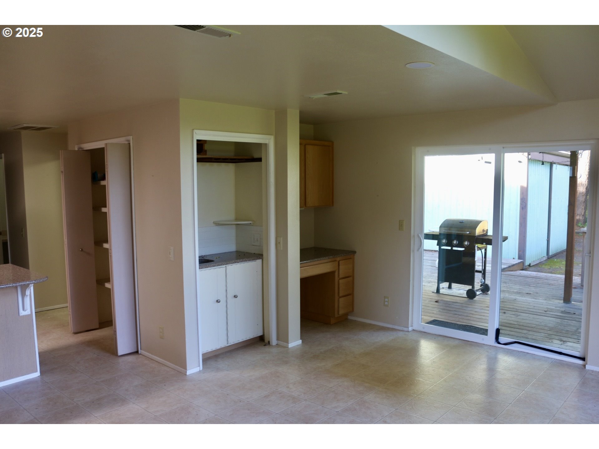 475 Thomas ( 471) Road Sutherlin, OR 97479 - Photo 20 of 43 a view interior of the house and natural light