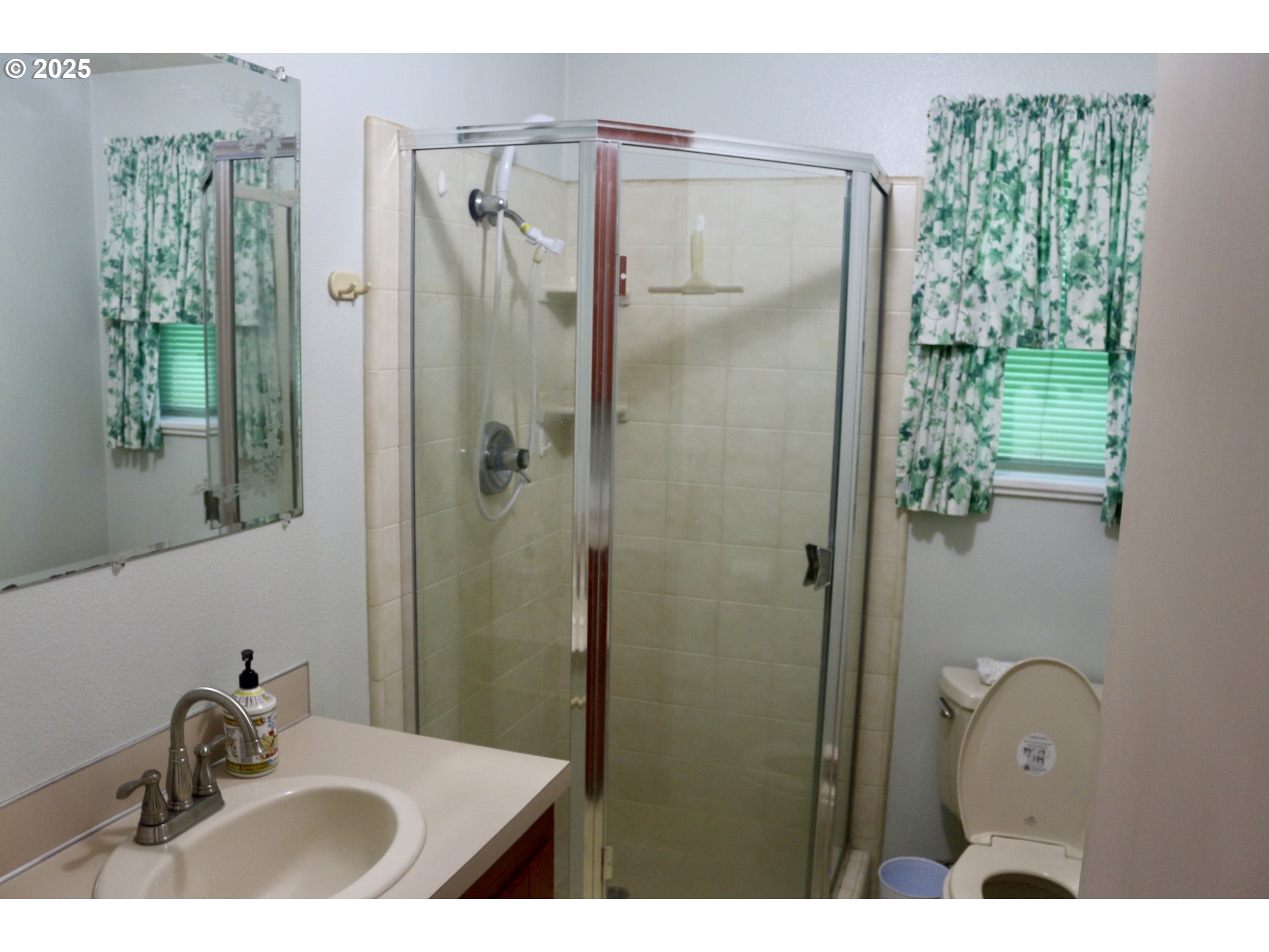 475 Thomas ( 471) Road Sutherlin, OR 97479 - Photo 22 of 43 a bathroom with a shower sink and mirror