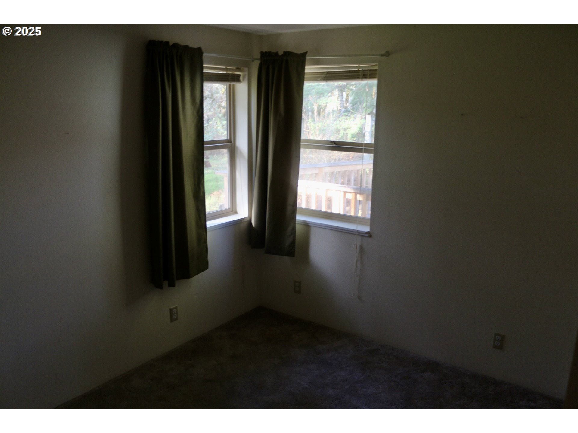 475 Thomas ( 471) Road Sutherlin, OR 97479 - Photo 24 of 43 a view of an empty room and window