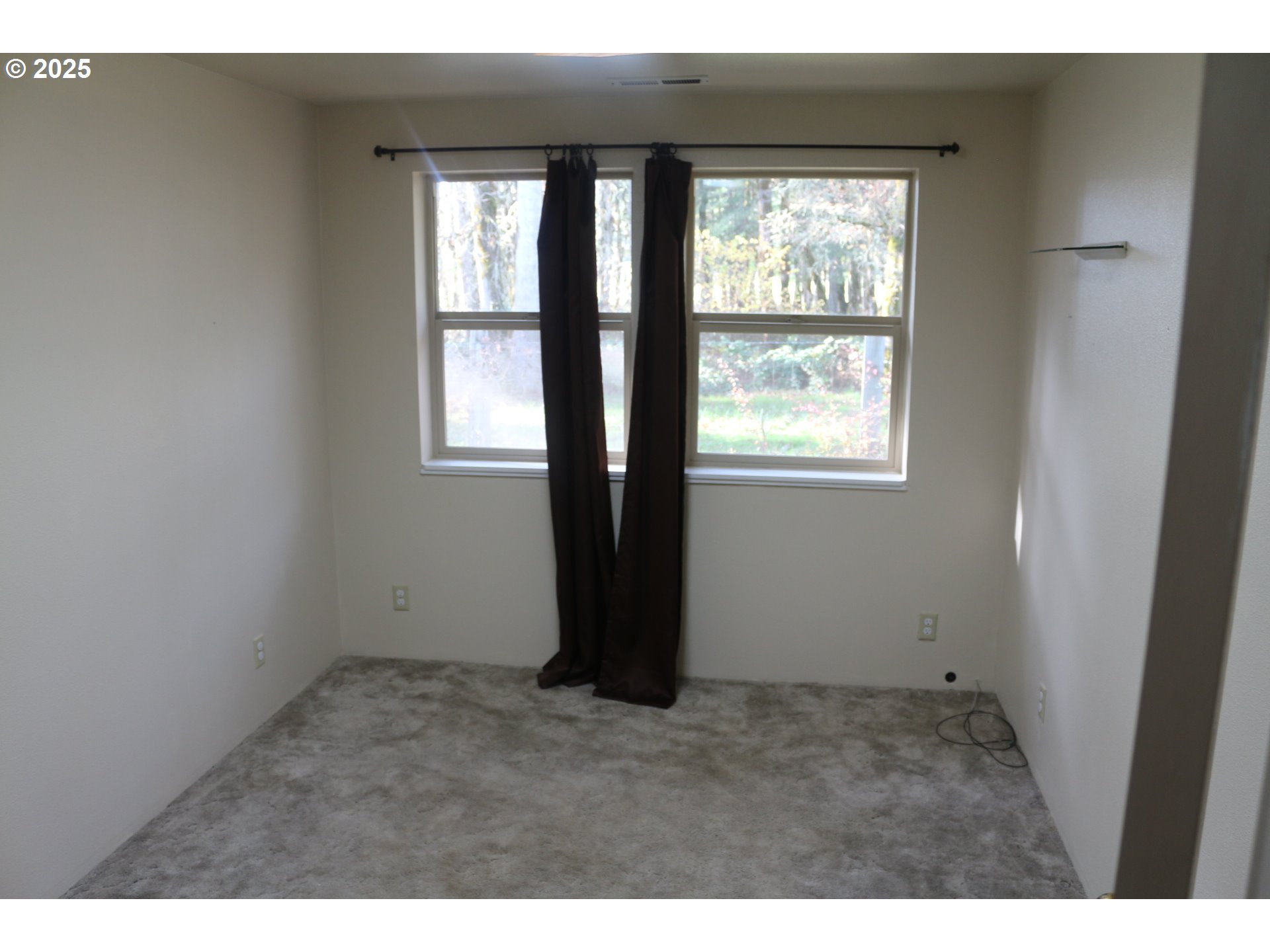 475 Thomas ( 471) Road Sutherlin, OR 97479 - Photo 25 of 43 a view of an empty room and window