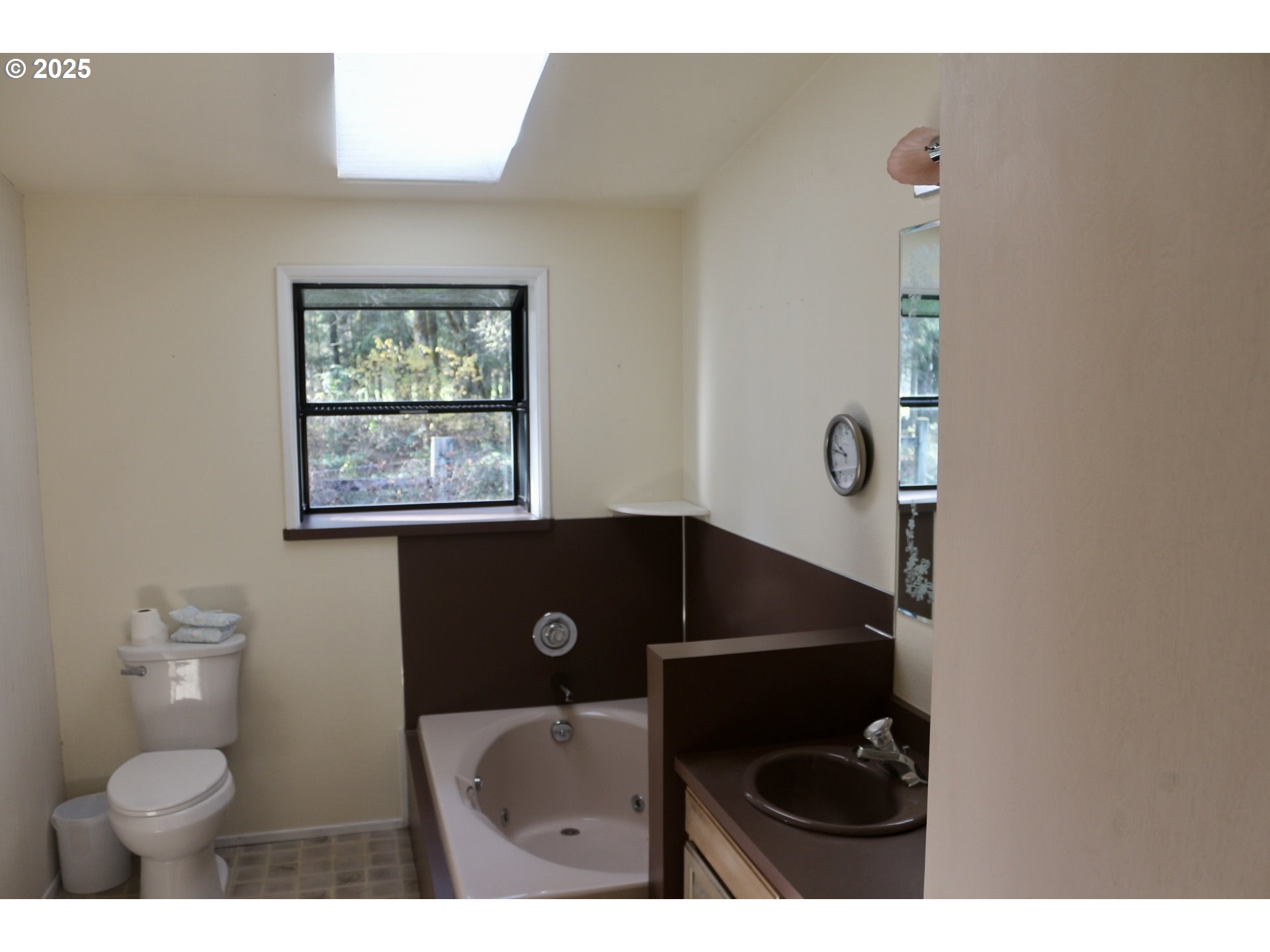 475 Thomas ( 471) Road Sutherlin, OR 97479 - Photo 26 of 43 a bathroom with a sink and a toilet