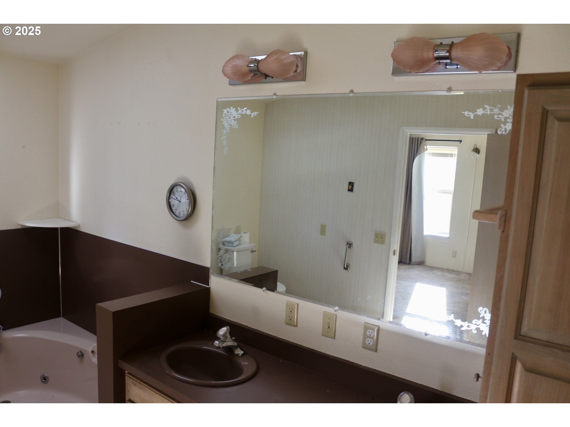475 Thomas ( 471) Road Sutherlin, OR 97479 - Photo 27 of 43 a bathroom with a sink a mirror and a toilet