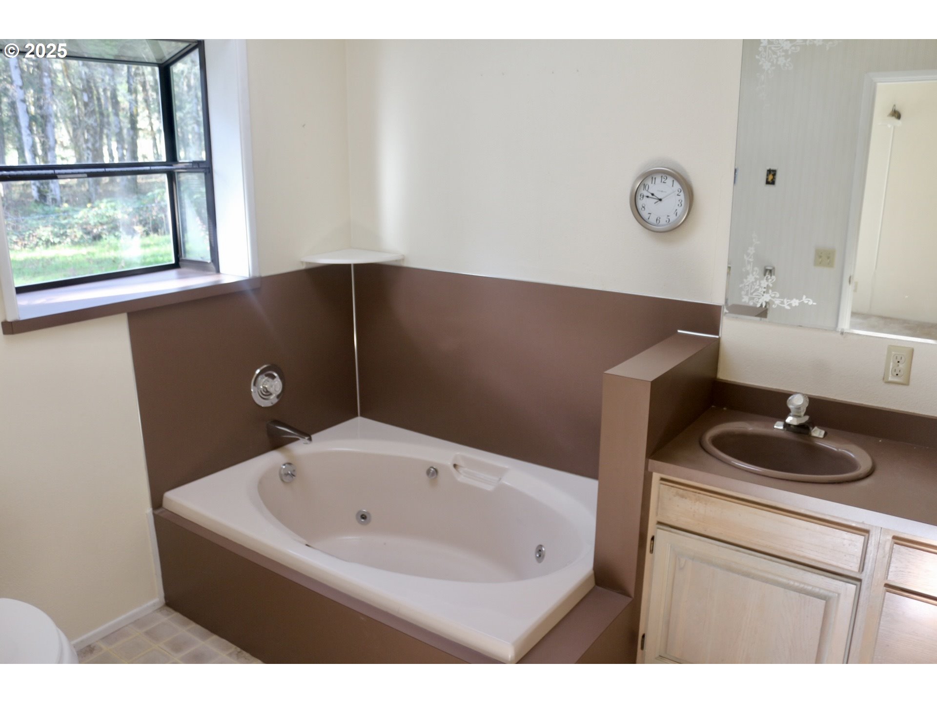 475 Thomas ( 471) Road Sutherlin, OR 97479 - Photo 28 of 43 a bathroom with a sink and a window