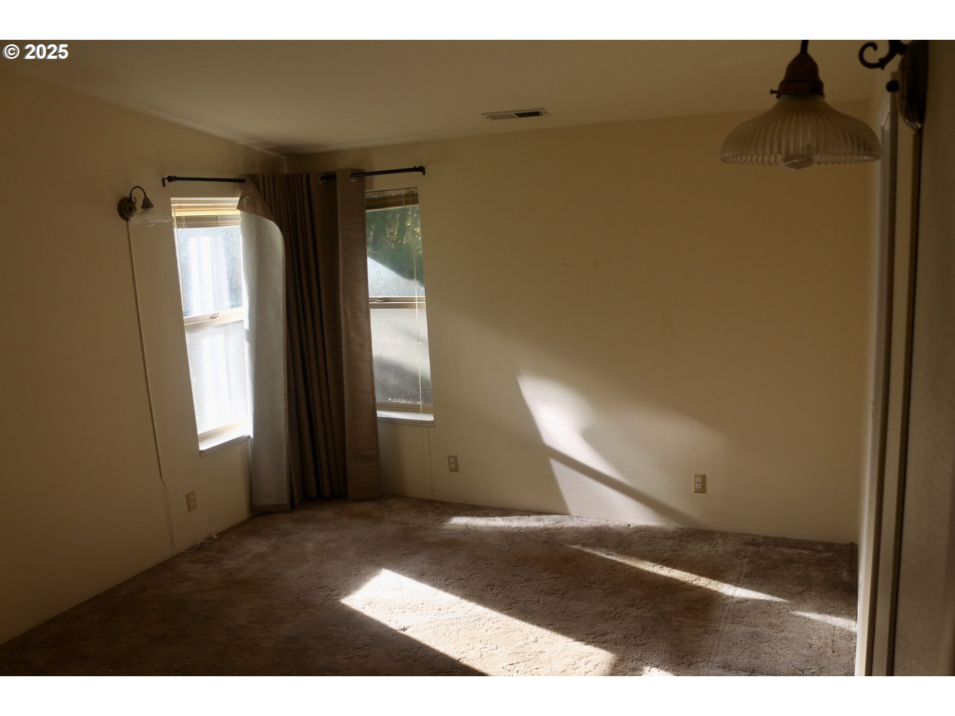 475 Thomas ( 471) Road Sutherlin, OR 97479 - Photo 29 of 43 a view of an empty room and window