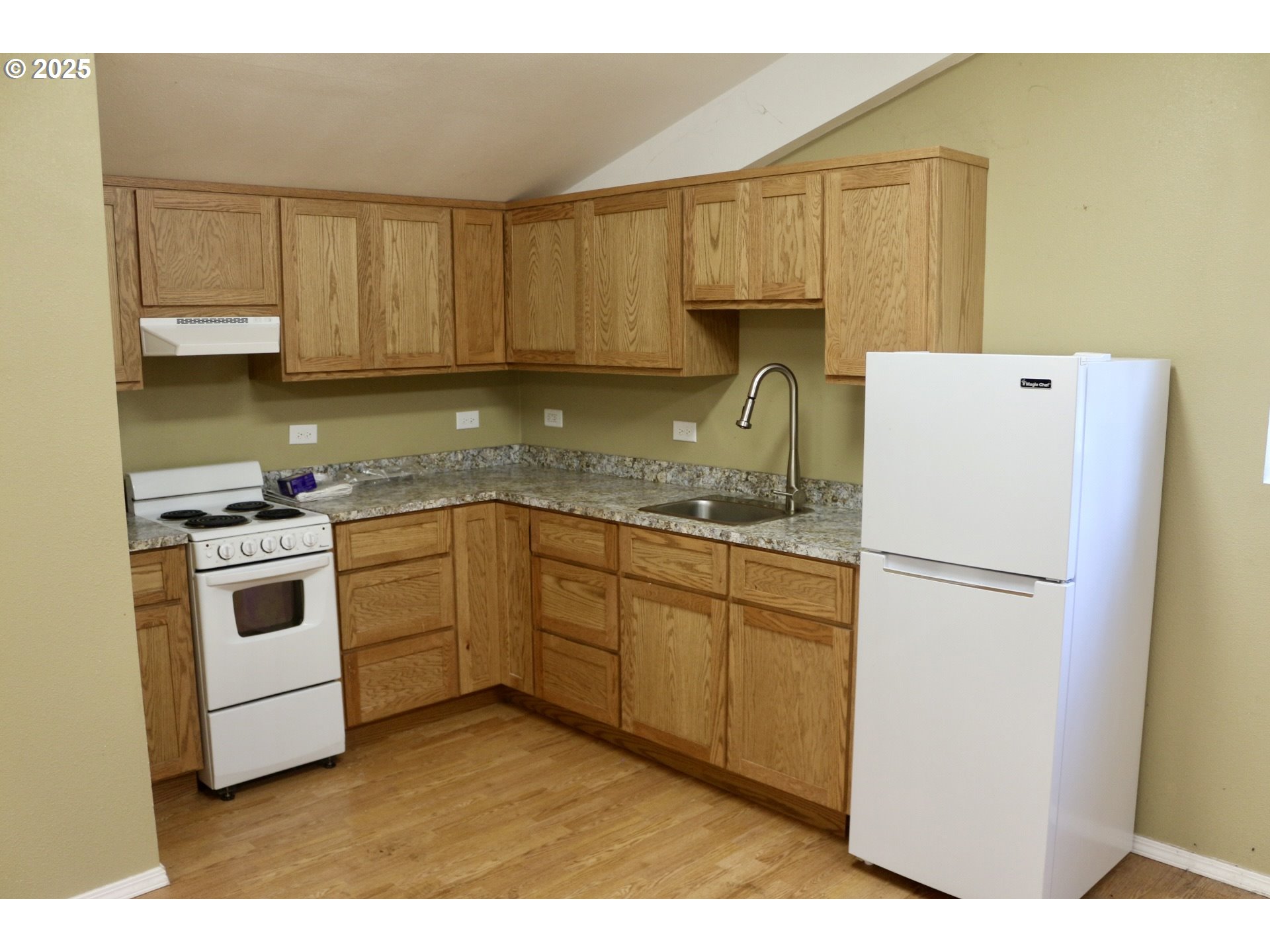 475 Thomas ( 471) Road Sutherlin, OR 97479 - Photo 38 of 43 a kitchen with a sink a stove and refrigerator