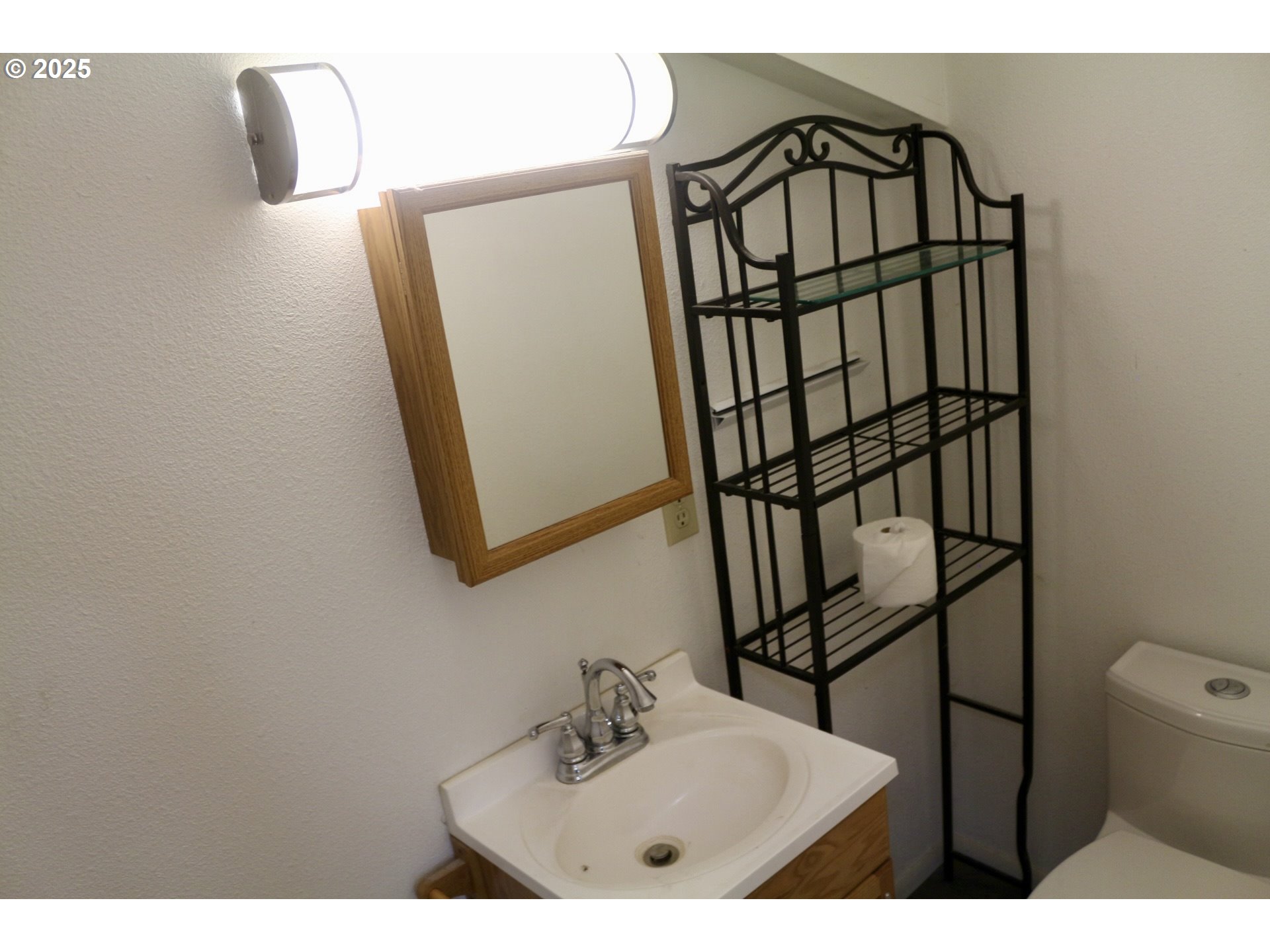 475 Thomas ( 471) Road Sutherlin, OR 97479 - Photo 39 of 43 a bathroom with a sink and a mirror
