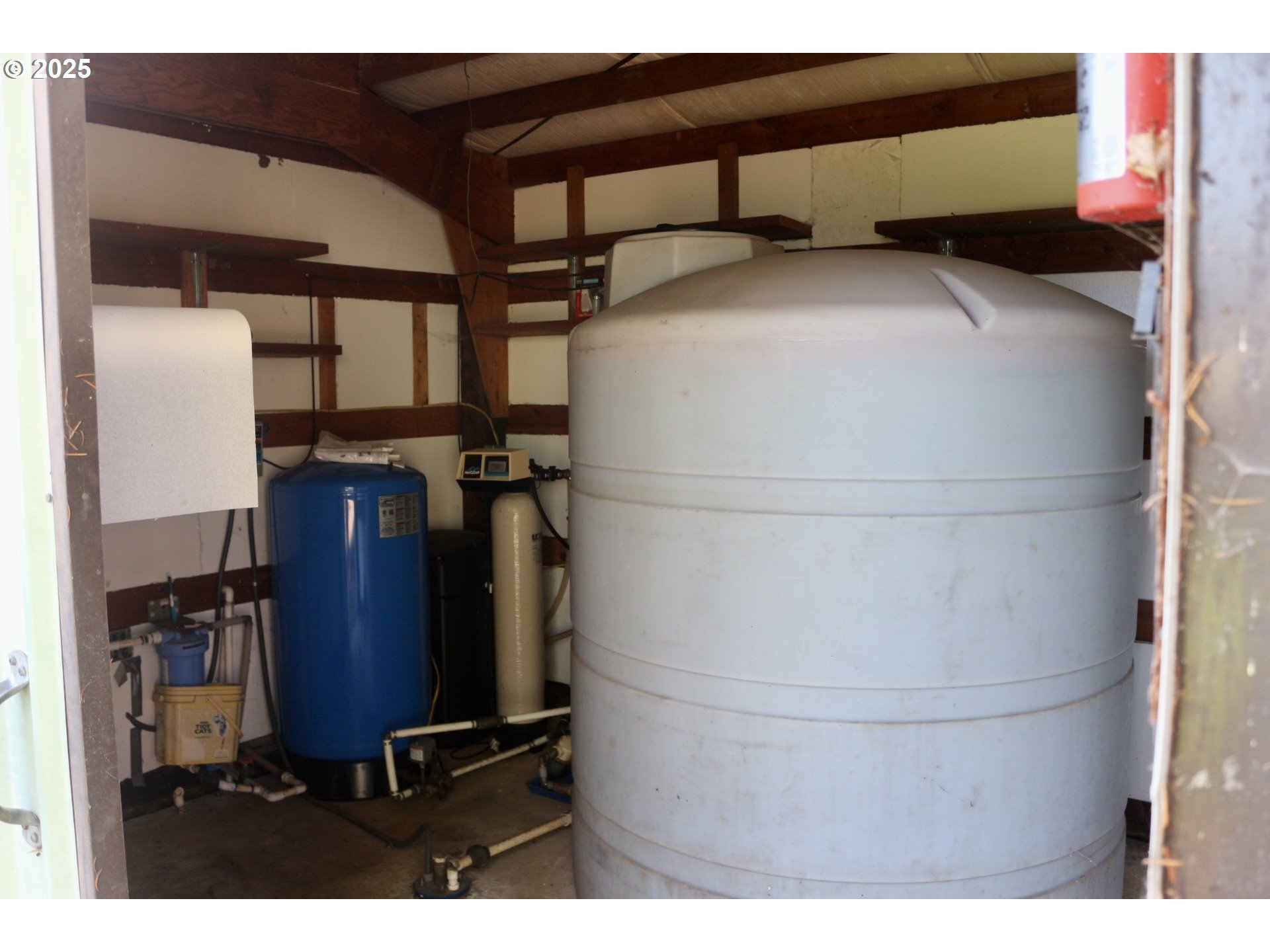 475 Thomas ( 471) Road Sutherlin, OR 97479 - Photo 41 of 43 a utility room with dryer and washer
