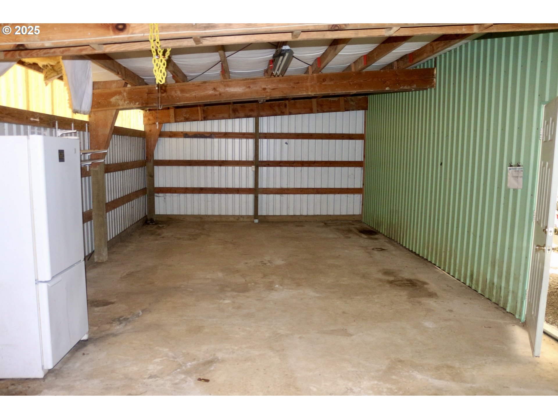 475 Thomas ( 471) Road Sutherlin, OR 97479 - Photo 7 of 43 a view of a garage