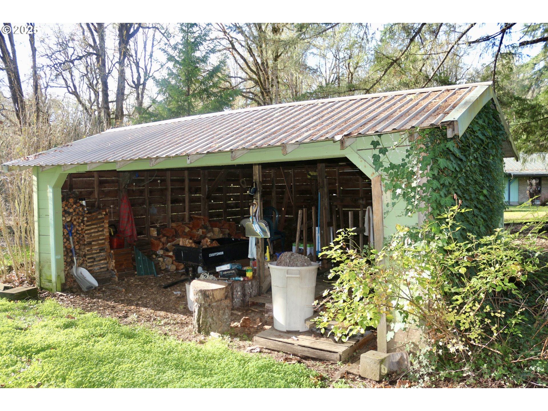 475 Thomas ( 471) Road Sutherlin, OR 97479 - Photo 10 of 43 a view of a patio with table and chairs and potted plants