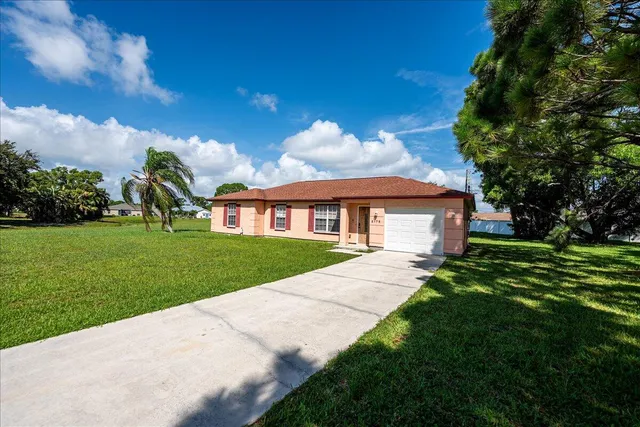 a view of house with a big yard