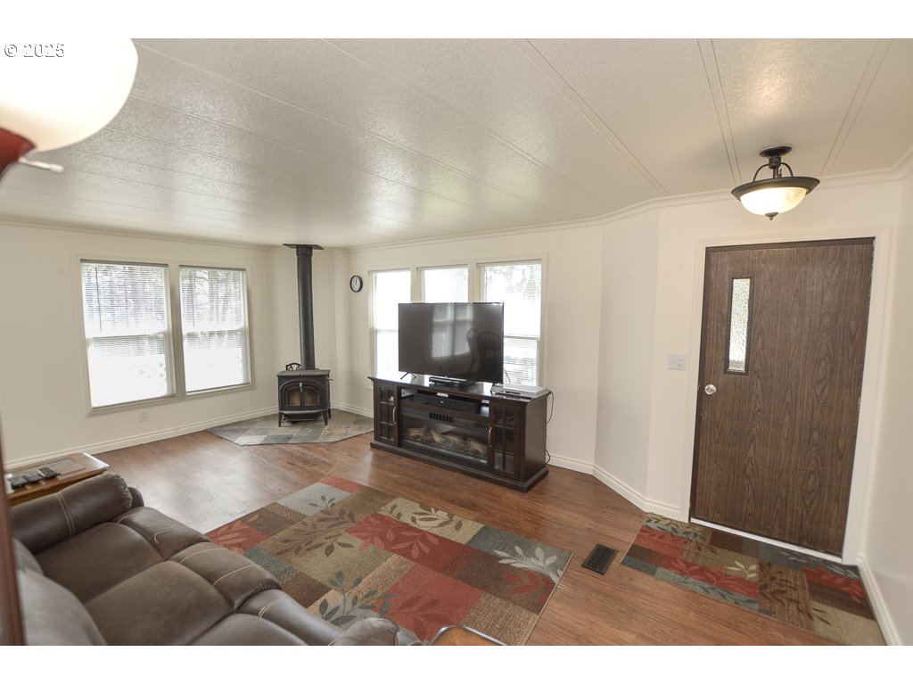 28385 Pleasant Valley Road Sweet Home, OR 97386 - Photo 4 of 44 Gallery Image 4