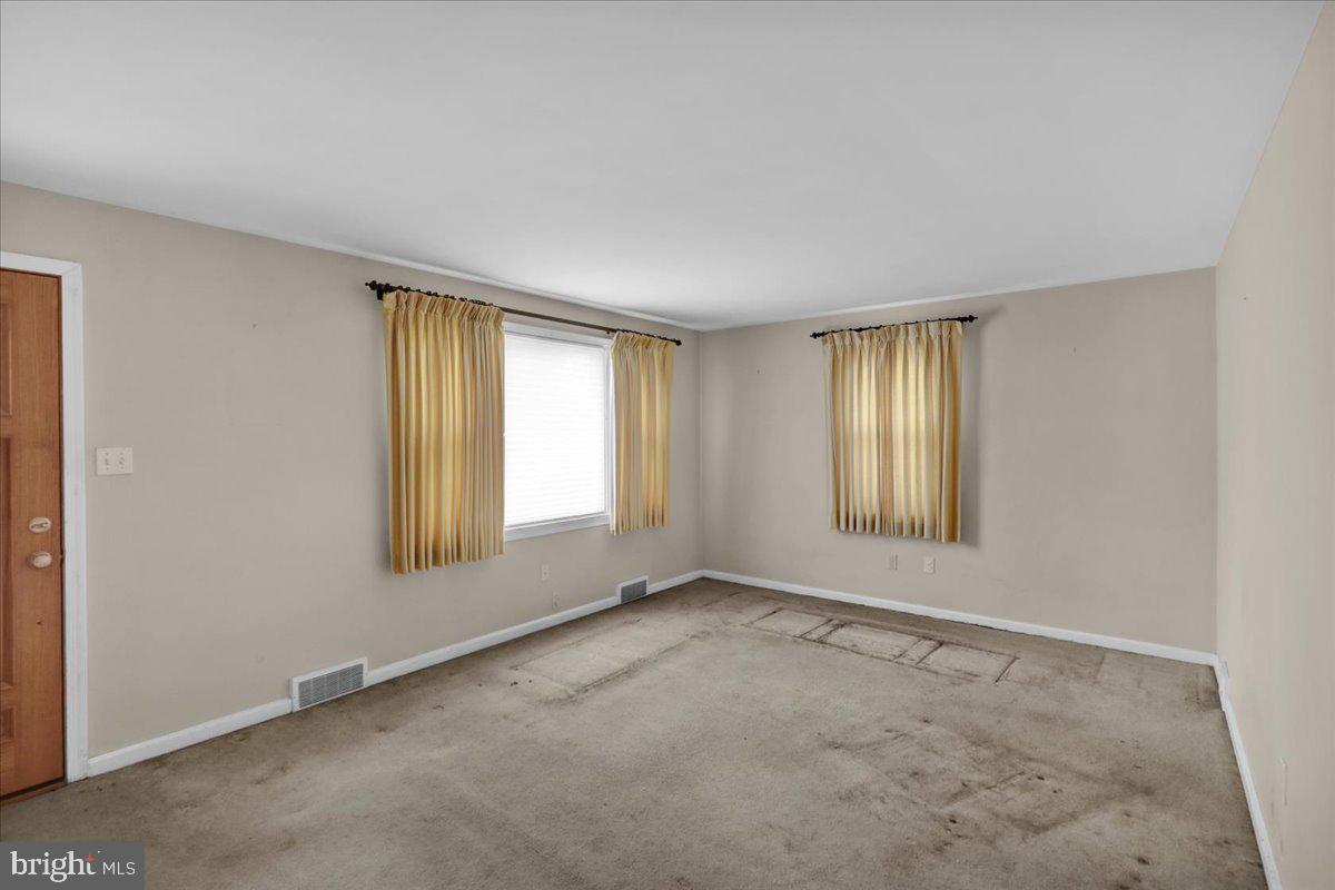 27 Woodland Road Reading, PA 19610 - Photo 5 of 34 a view of an empty room with a window